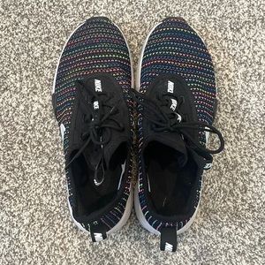 Youth size 6/ women's size 7 Nike sneaker! Barely worn!